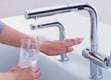 水ほうき水栓LFクロムメッキ(ｾﾝｻｰｽｲｯﾁ/浄水器兼用)＋タッチレスきれい除菌水生成器