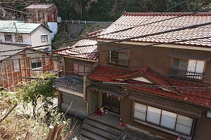 滑りやすい瓦