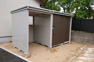 組立場所は砂地