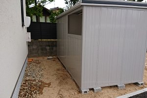 組立場所は砂地