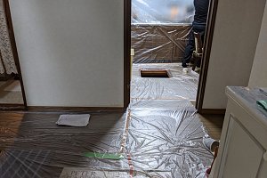 点検口より床下侵入