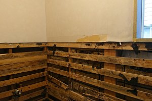 トイレの壁の貫板に痕跡