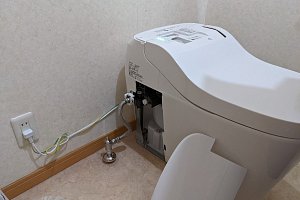 手動のハンドルで排水できる