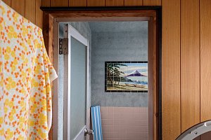 冷たく滑りやすい床