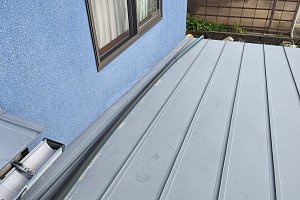 固定無しの湾曲した雨樋