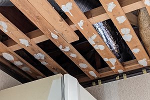 ダクトの補強と勾配の確認