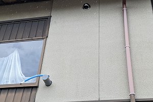 外壁に穴あけ