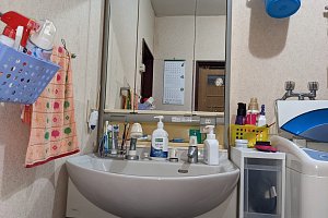 縦型ｼｬﾜｰ水洗で水がｷｬﾋﾞﾈｯﾄへ流れやすい