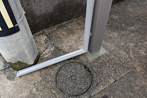 電柱と浄化槽の間