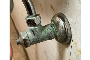 トイレ　手洗い器水漏れ