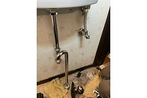 トイレ　手洗い器水漏れ