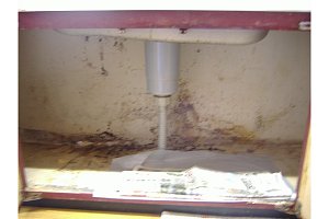 シンク下　汚れ