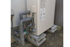 石油給湯器　凍結防止　保温材