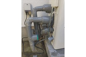 石油給湯器　凍結防止　保温材　隙間なく