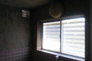 タイル　壁の汚れ　窓