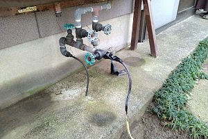 オイルタンク　オイル漏れ　配管　老朽化　接触