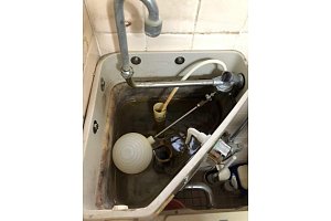 トイレタンク内部