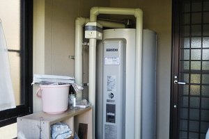 三菱　電気温水器　屋内