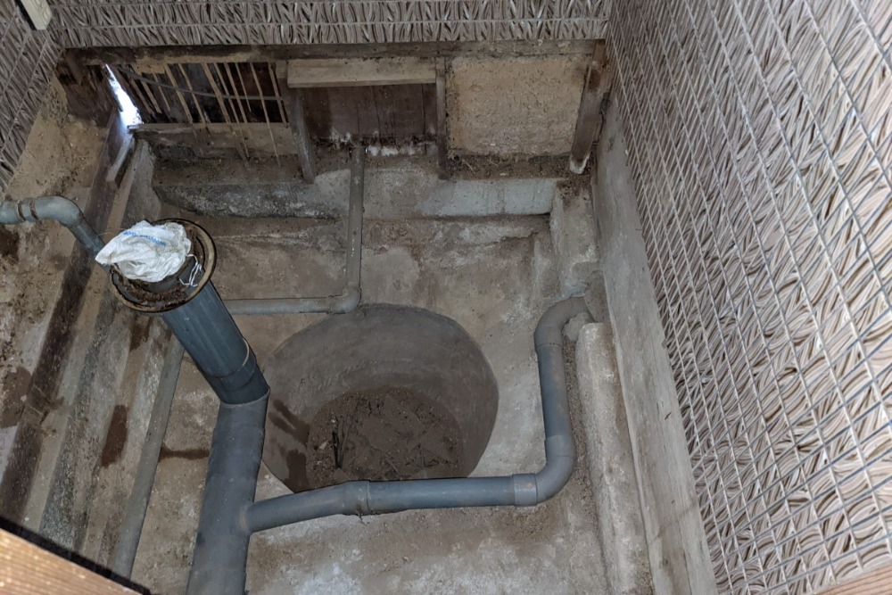 ヤマキシトイレ施工事例配管工事の様子の写真
