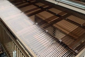 サンルーム屋根修理　屋根交換　波板交換　雨樋修繕　雨樋修理　足場工事