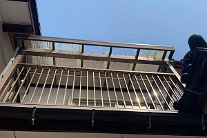 サンルーム屋根修理　屋根交換　波板交換　雨樋修繕　雨樋修理　足場工事