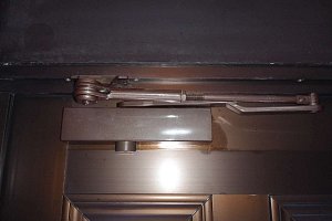 ドアクローザー交換　既存品撤去・処分　交換工事　リョービ　取替用ドアクローザ ブロンズ