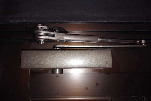 ドアクローザー交換　既存品撤去・処分　交換工事　リョービ　取替用ドアクローザ ブロンズ