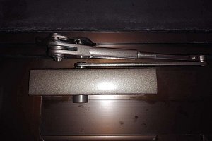 ドアクローザー交換　既存品撤去・処分　交換工事　リョービ　取替用ドアクローザ ブロンズ