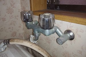 洗濯機用水栓交換　水栓交換　洗濯機　水栓位置　カベピタ