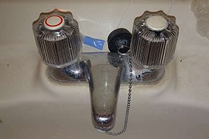 トイレ便座交換　洗面化粧台　バルブ清掃　台所食洗器撤去　穴塞ぎ　TOTO　ウォシュレット　BV1