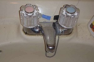 トイレ便座交換　洗面化粧台　バルブ清掃　台所食洗器撤去　穴塞ぎ　TOTO　ウォシュレット　BV1