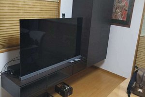 テレビ台　トールキャビネット　クロス補修