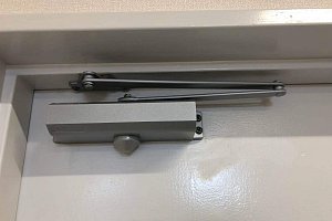 ドアクローザー　リフォーム　ドアクローザー交換　ニュースター　ドアクローザ　P-83