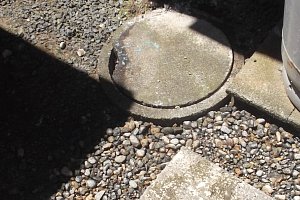 モルタルしてから砂利を撒きました。