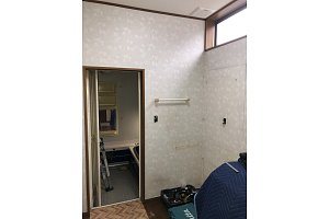 既存の洗面台を外したところです。