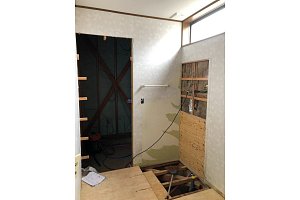配管の工事の為に床と壁をめくっています。