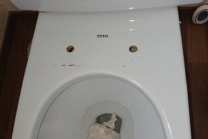 便器を掃除して便座を取付