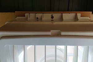 鉄骨に隠れビスにて固定