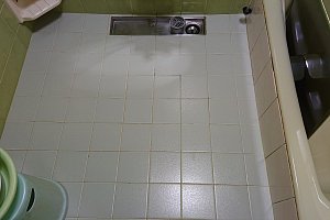 浮き上がっているタイル